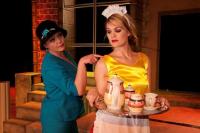 Broeiende onmin tussen Brenda die Joernalis (Deidre Fabel) en die omstrede kelnerin, Jane (Vasti van Zyl) - Stasioner 2009